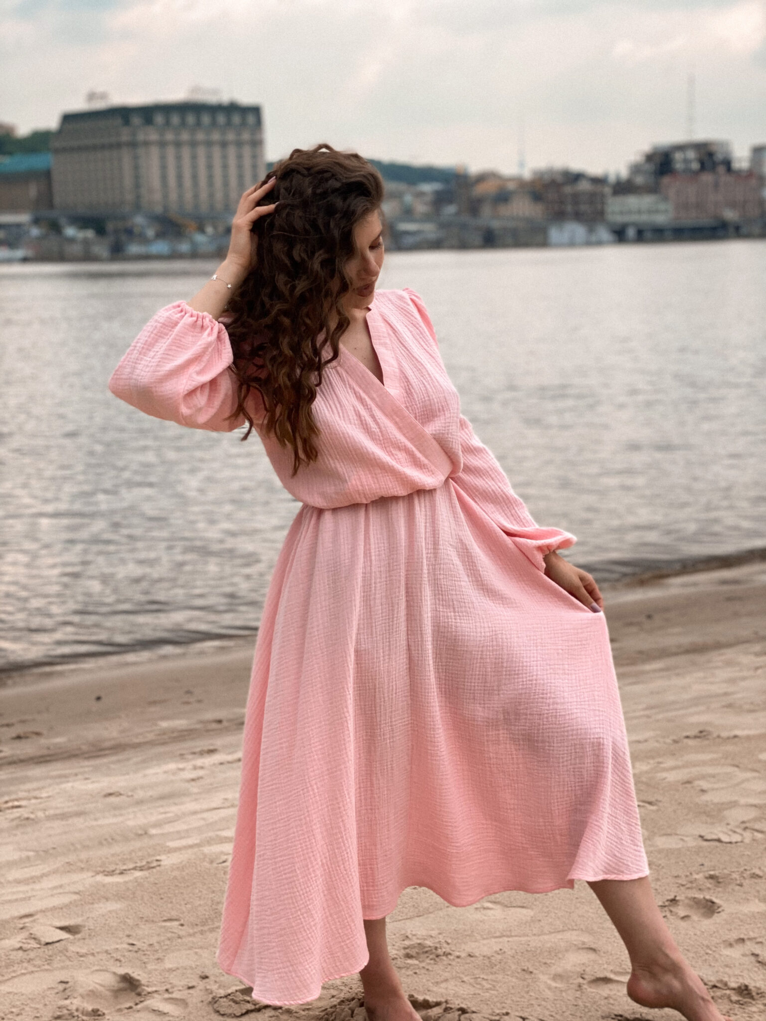 Vestido de Gasa Rosa con Mangas Abullonadas de taller de costura Orestas