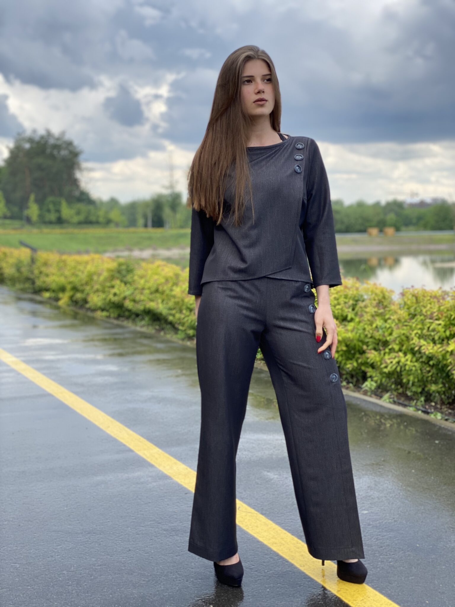 Conjunto Monocromático con Botonadura Asimétrica en Orestas en A Coruña