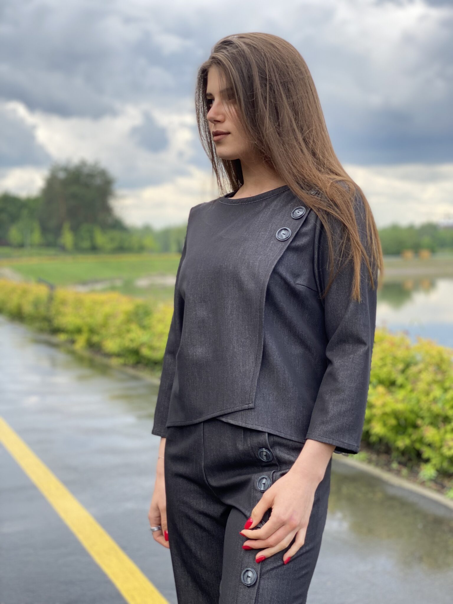 Conjunto Monocromático con Botonadura Asimétrica en Orestas en A Coruña