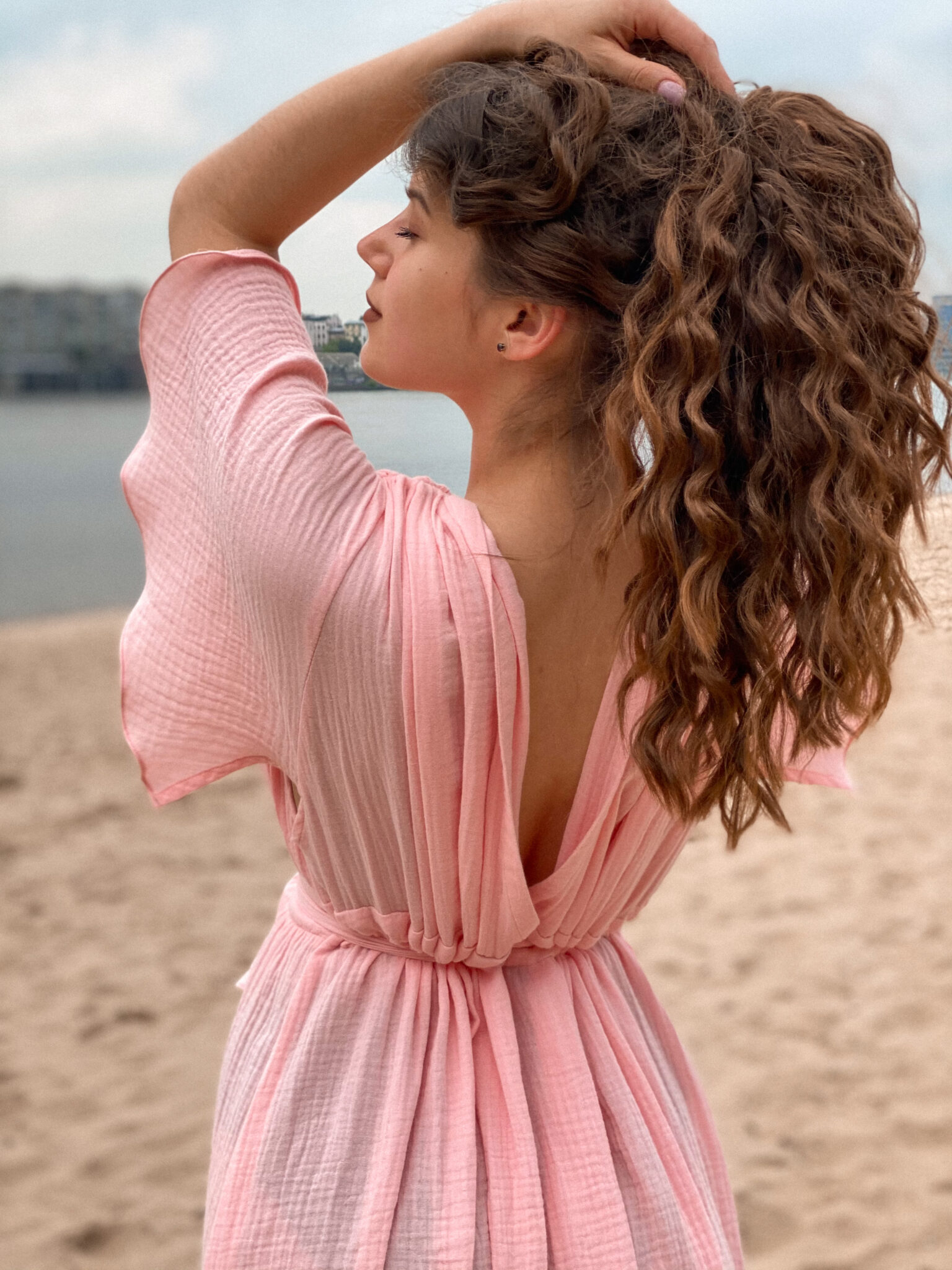 Vestido de Gasa Rosa con Mangas Abullonadas de taller de costura Orestas